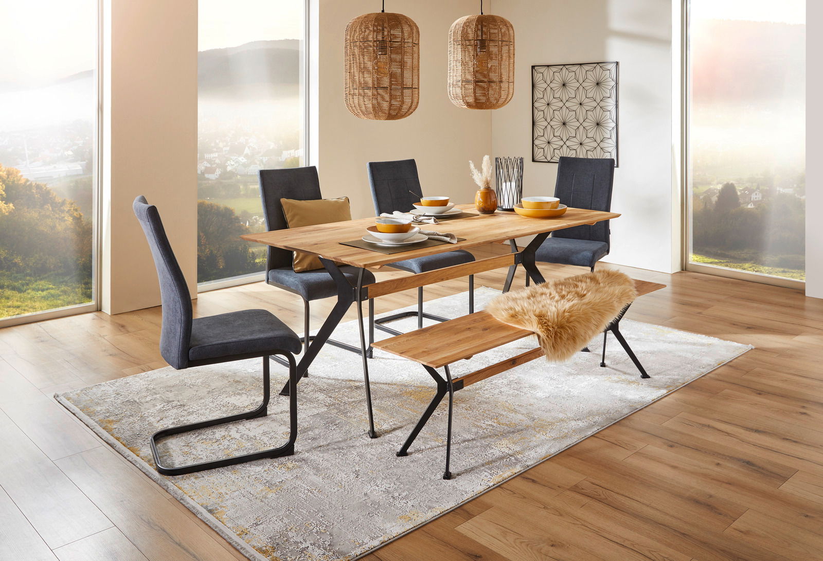 Esszimmer mit modernem Schwingstuhl-Set und Holztisch, seitliche Perspektive