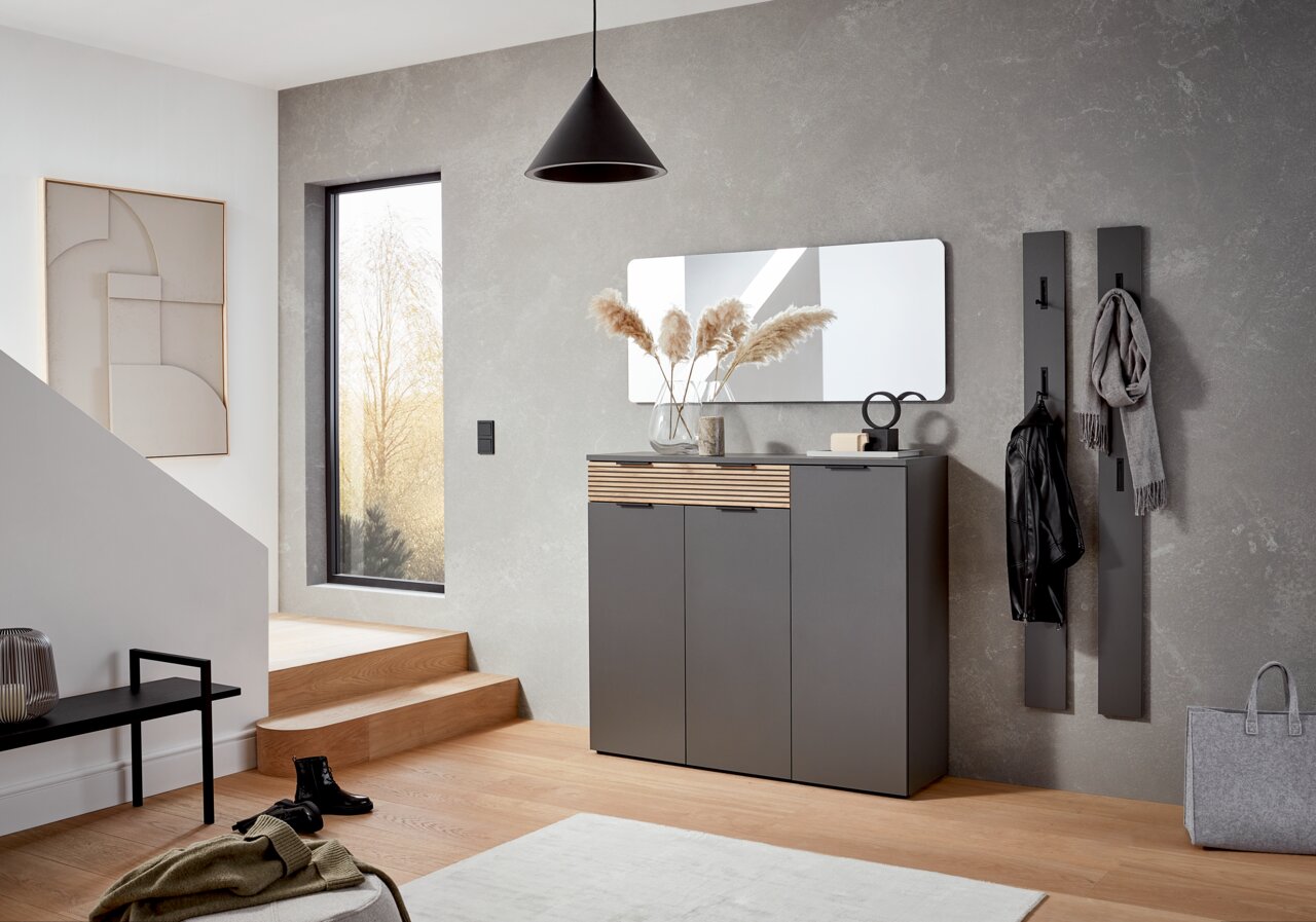 Voleo Schuhschrank INDO Moderner Eingangsbereich mit einem eleganten, grauen Schuhschrank und einem rechteckigen Spiegel darüber. Perspektive von vorne.