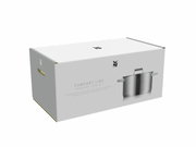 De verpakking van de 5-delige pannenset Comfort Line van WMF, schuin van voren gefotografeerd.