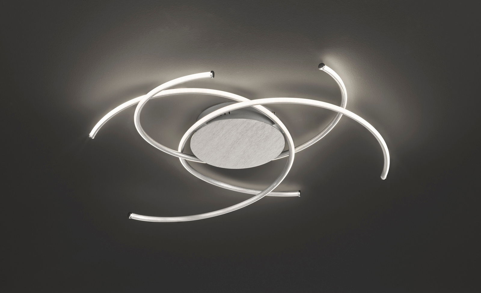 WOFI Leuchten Deckenleuchte JULS Moderne Deckenleuchte mit geschwungenen LED-Lichtstreifen, von unten betrachtet.