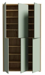 Großer, hochformatiger Schuhschrank mit sechs offenen Türen, die einen Blick auf die zahlreichen Regalböden im Inneren ermöglichen. Die Türen sind in einem sanften Grünton gehalten, während das Innere aus Holz besteht. Frontalansicht.