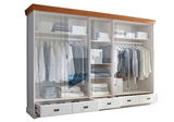 5-türiger Kleiderschrank mit transparenten Türen, gefüllt mit Kleidung und Accessoires, aus einer frontalen Perspektive.