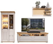 Wandkombination bestehend aus einem beleuchteten Vitrinenschrank, einem TV-Schrank mit Holzoberfläche und einem Wandregal mit Dekoration, frontal betrachtet.