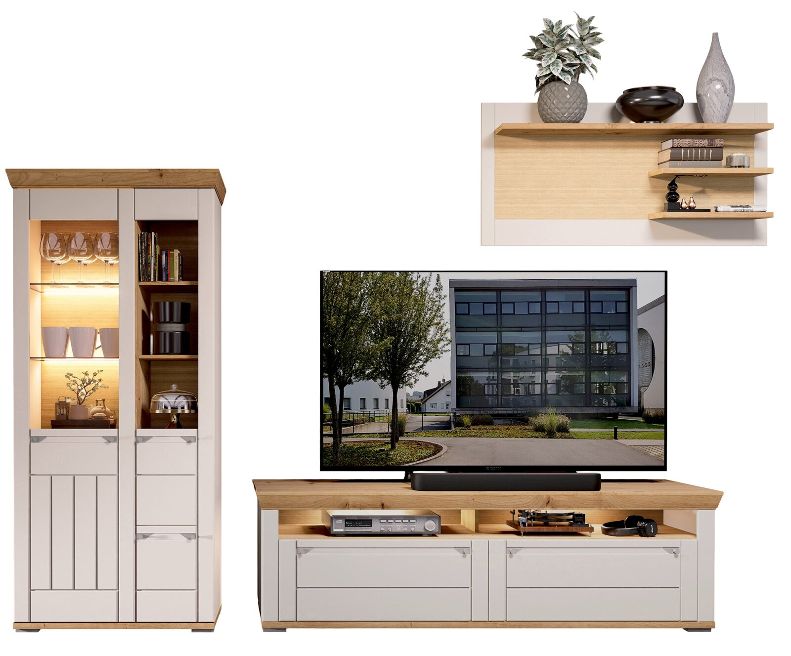 Wandkombination bestehend aus einem beleuchteten Vitrinenschrank, einem TV-Schrank mit Holzoberfläche und einem Wandregal mit Dekoration, frontal betrachtet.