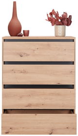 Hochkommode aus der Serie LINE mit vier Schubladen in Holzoptik, dekoriert mit roten Vasen und Pflanzen, Frontalansicht.