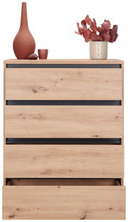 Hochkommode aus der Serie LINE mit vier Schubladen in Holzoptik, dekoriert mit roten Vasen und Pflanzen, Frontalansicht.