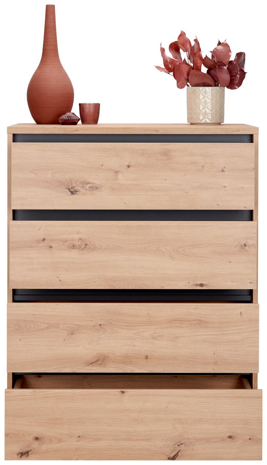 Hochkommode aus der Serie LINE mit vier Schubladen in Holzoptik, dekoriert mit roten Vasen und Pflanzen, Frontalansicht.