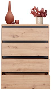 Hochkommode aus der Serie LINE mit vier Schubladen in Holzoptik, dekoriert mit roten Vasen und Pflanzen, Frontalansicht.