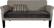 Gemustertes Zweisitzer-Sofa in Schwarz-Weiß mit dunkelgrauer Sitzfläche und Zierkissen, Frontansicht