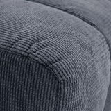 Nahaufnahme eines grauen, strukturierten Hockers aus Stoff, seitliche Perspektive
