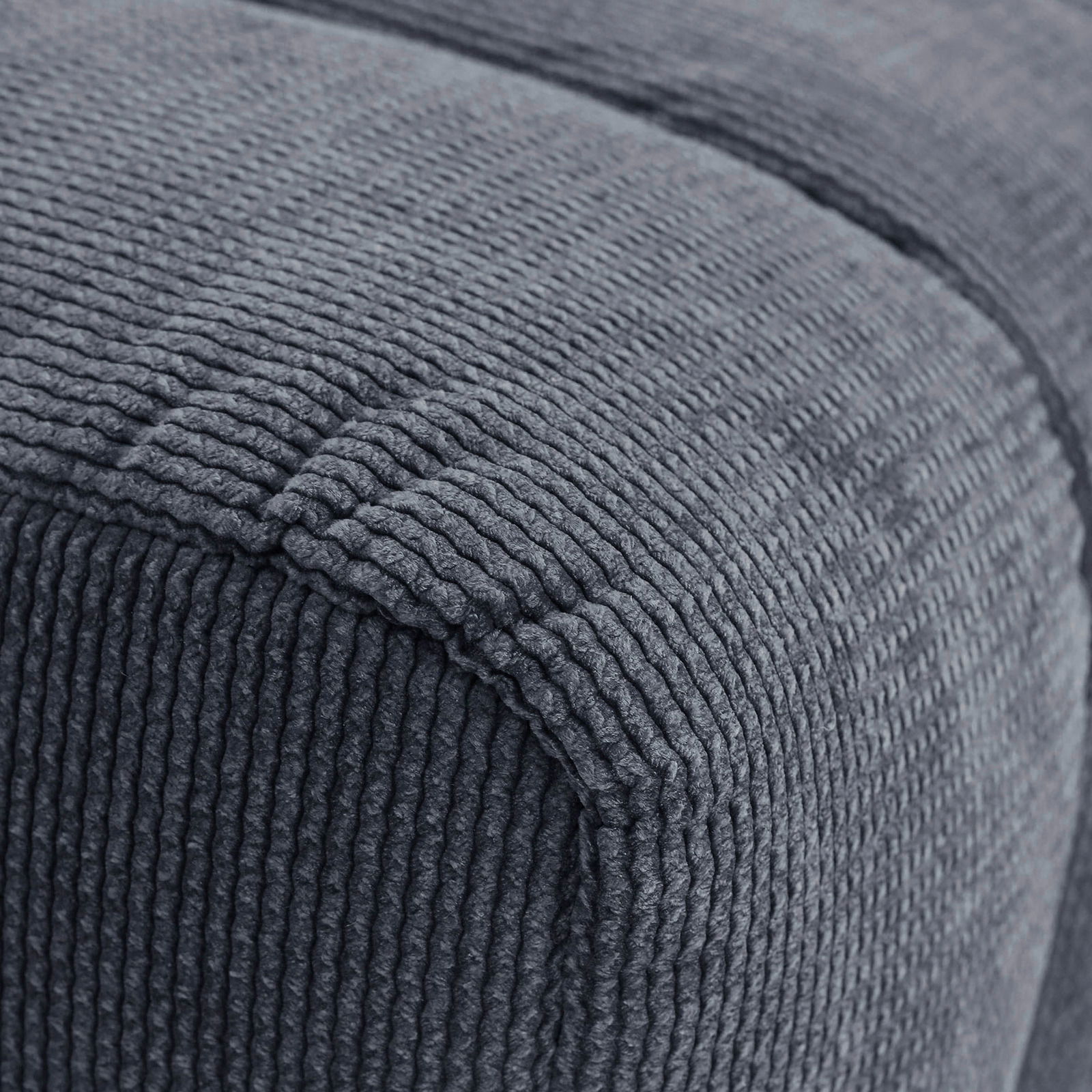 Novel Hocker LAILA Nahaufnahme eines grauen, strukturierten Hockers aus Stoff, seitliche Perspektive