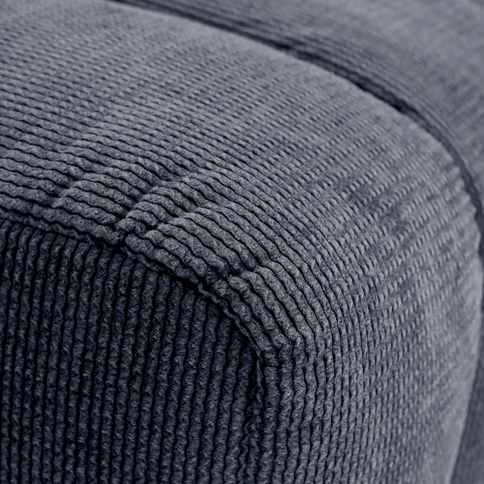 Novel Hocker LAILA Nahaufnahme eines grauen, strukturierten Hockers aus Stoff, seitliche Perspektive