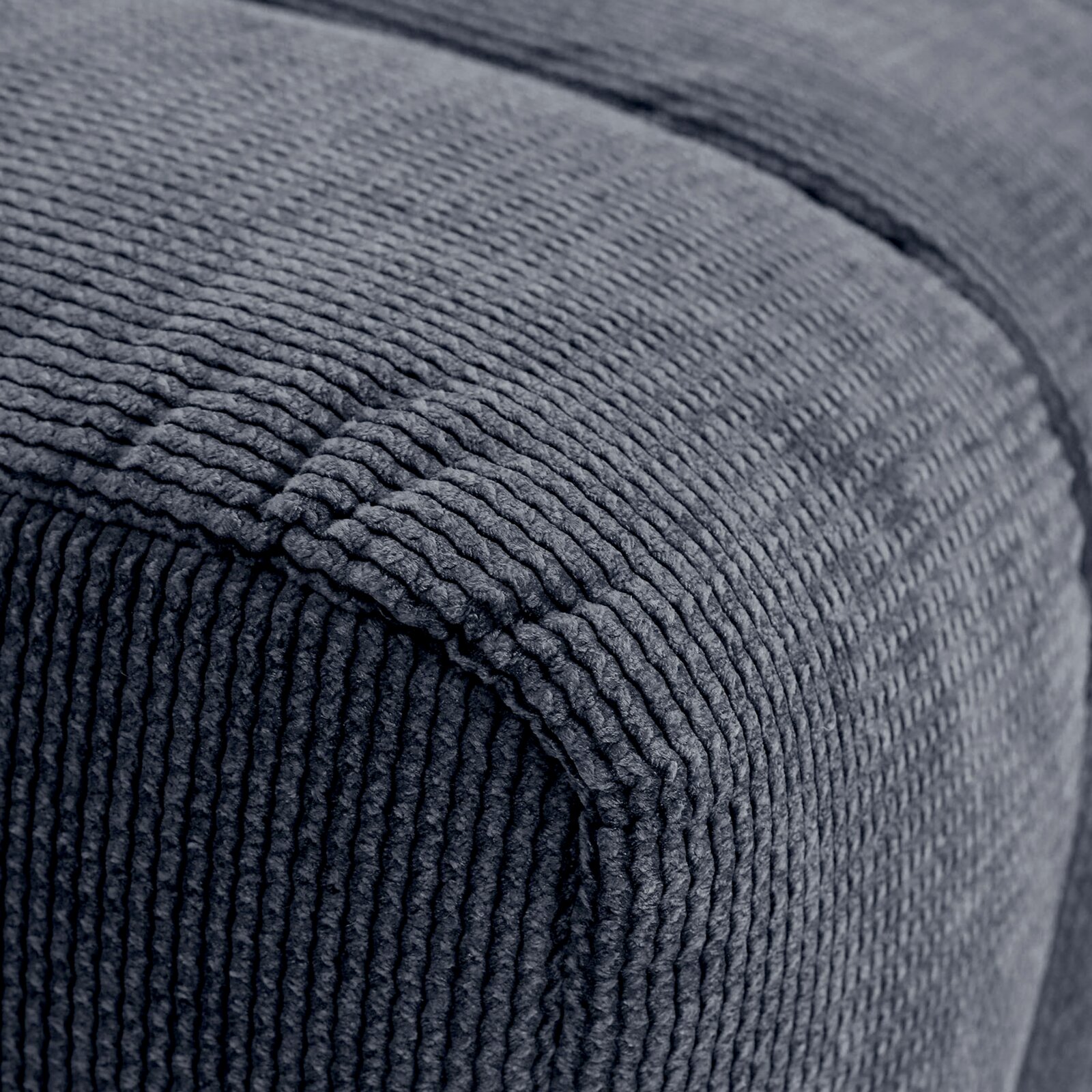 Novel Hocker LAILA Nahaufnahme eines grauen, strukturierten Hockers aus Stoff, seitliche Perspektive