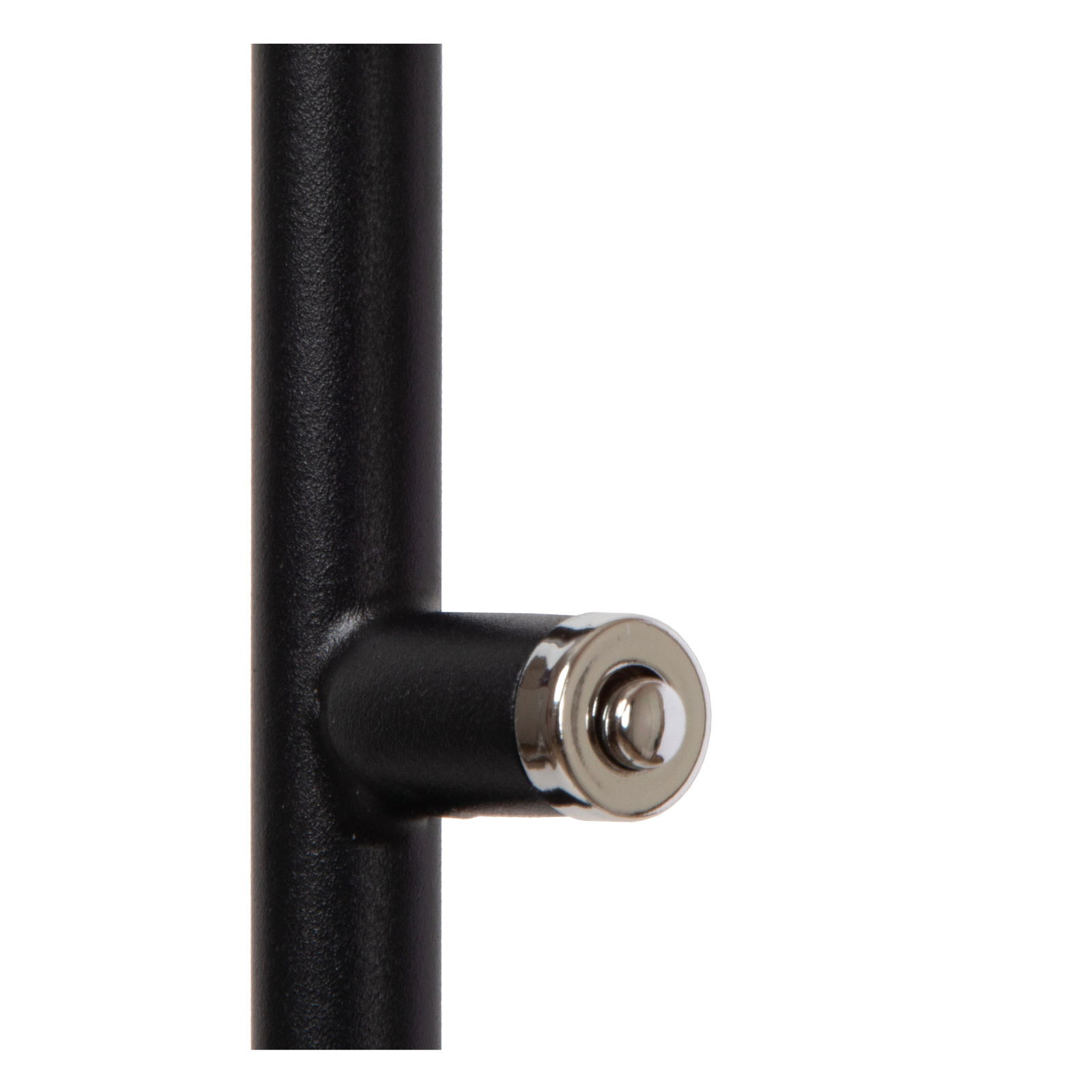 Nahaufnahme eines schwarzen Metallstabs mit einem silbernen Schalter, Teil der Lucide Steh-/Leseleuchte AARON.