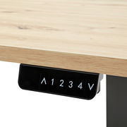 Nahaufnahme eines elektrischen Fußgestells mit Bedienelementen unter einer Holzplatte, Perspektive von der Seite.