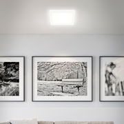 Quadratische LED-Deckenleuchte in einem modernen Wohnzimmer, von unten betrachtet.