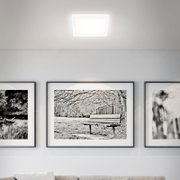 Quadratische LED-Deckenleuchte in einem modernen Wohnzimmer, von unten betrachtet.