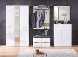 Moderne Garderobenkombination in Weiß mit Holzdetails, bestehend aus einem großen Schrank, einem Garderobenpaneel mit Haken und Ablage, einer Sitzbank mit Stauraum und einem Spiegel. Frontalansicht.