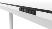 Nahaufnahme eines weißen E-Schreibtischs mit Bedienelementen an der Vorderkante, seitliche Perspektive