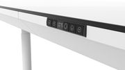 Nahaufnahme eines weißen E-Schreibtischs mit Bedienelementen an der Vorderkante, seitliche Perspektive