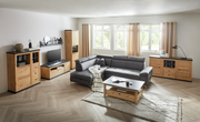 Wohnzimmer mit modernen Holzmöbeln, bestehend aus Highboard, TV-Lowboard, Vitrine und Sideboard, in einer hellen und gemütlichen Atmosphäre, seitliche Perspektive.