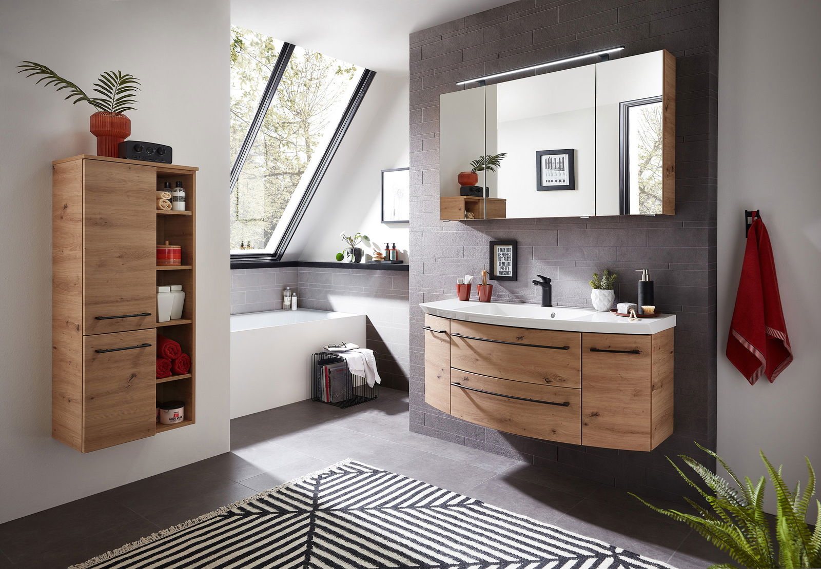 Sadena Badkombination 3-tlg. PLAKA Moderne Badkombination in Holzoptik mit Waschbecken, Spiegel und Stauraum, seitliche Perspektive