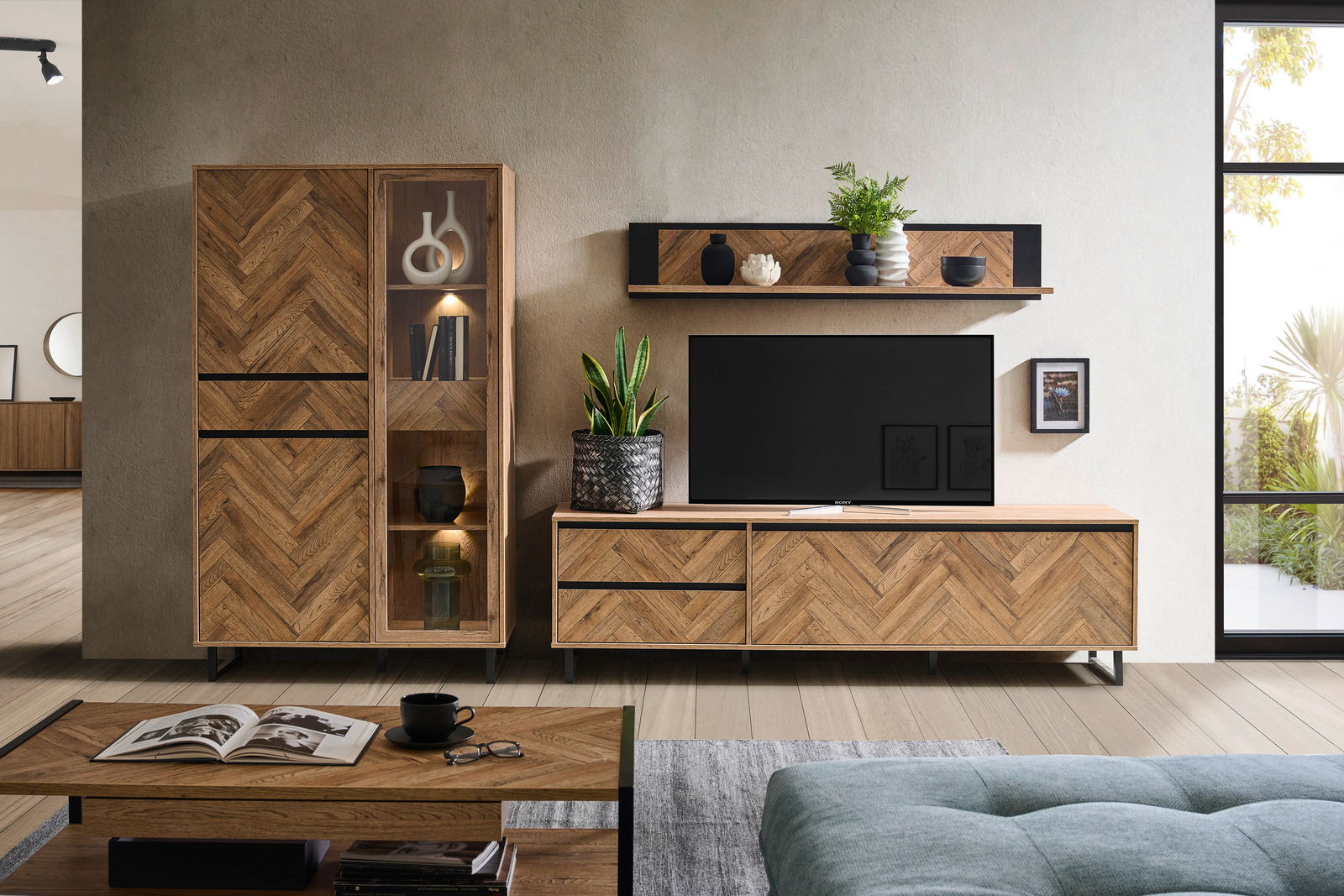 Wohnzimmermöbel-Set in Holzoptik mit TV-Lowboard, Vitrine, Couchtisch und Wandboard, Perspektive von vorne