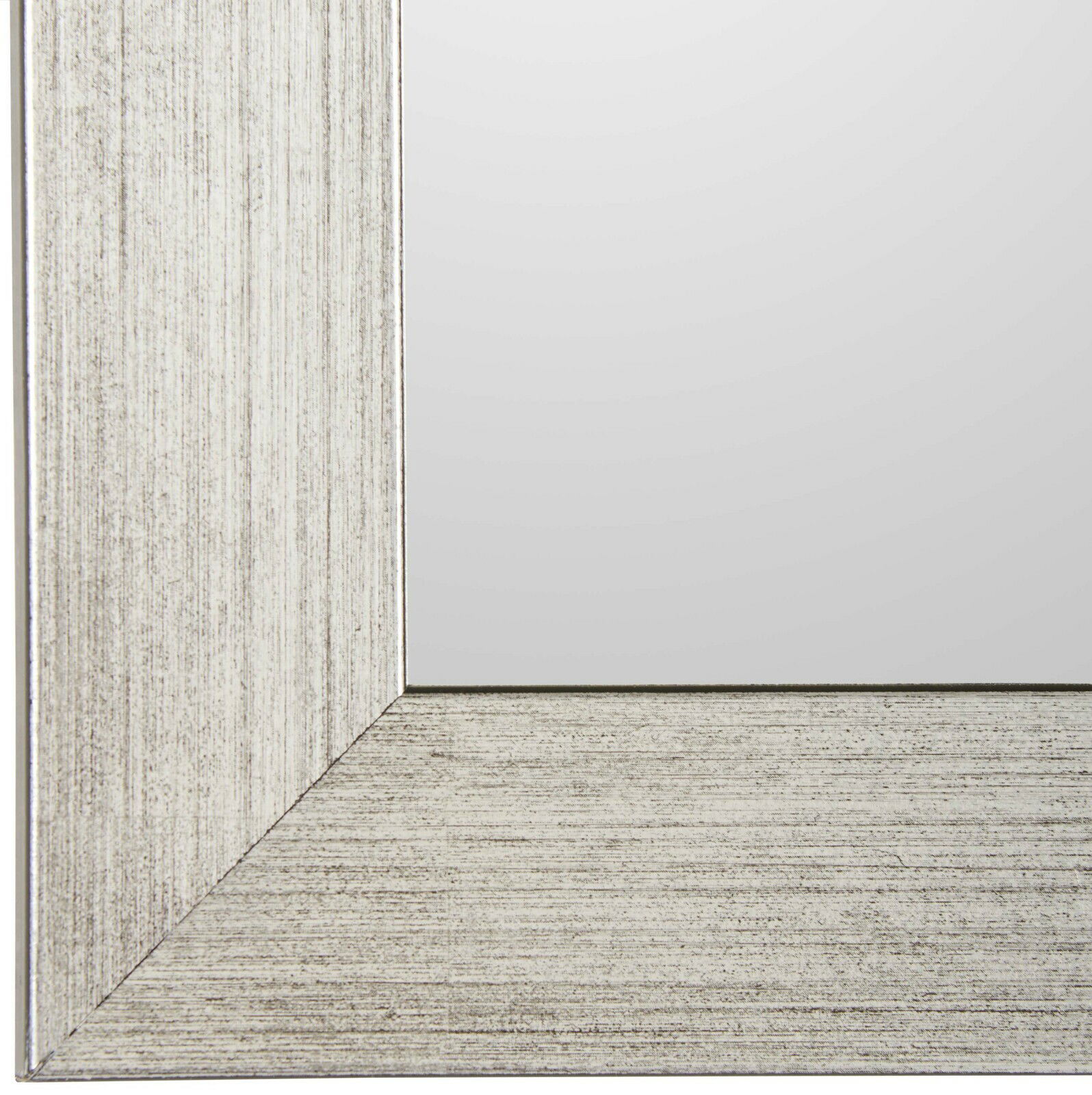 Nahaufnahme eines rechteckigen Spiegels mit einem breiten, strukturierten Rahmen in Holzoptik, Perspektive von der Ecke.