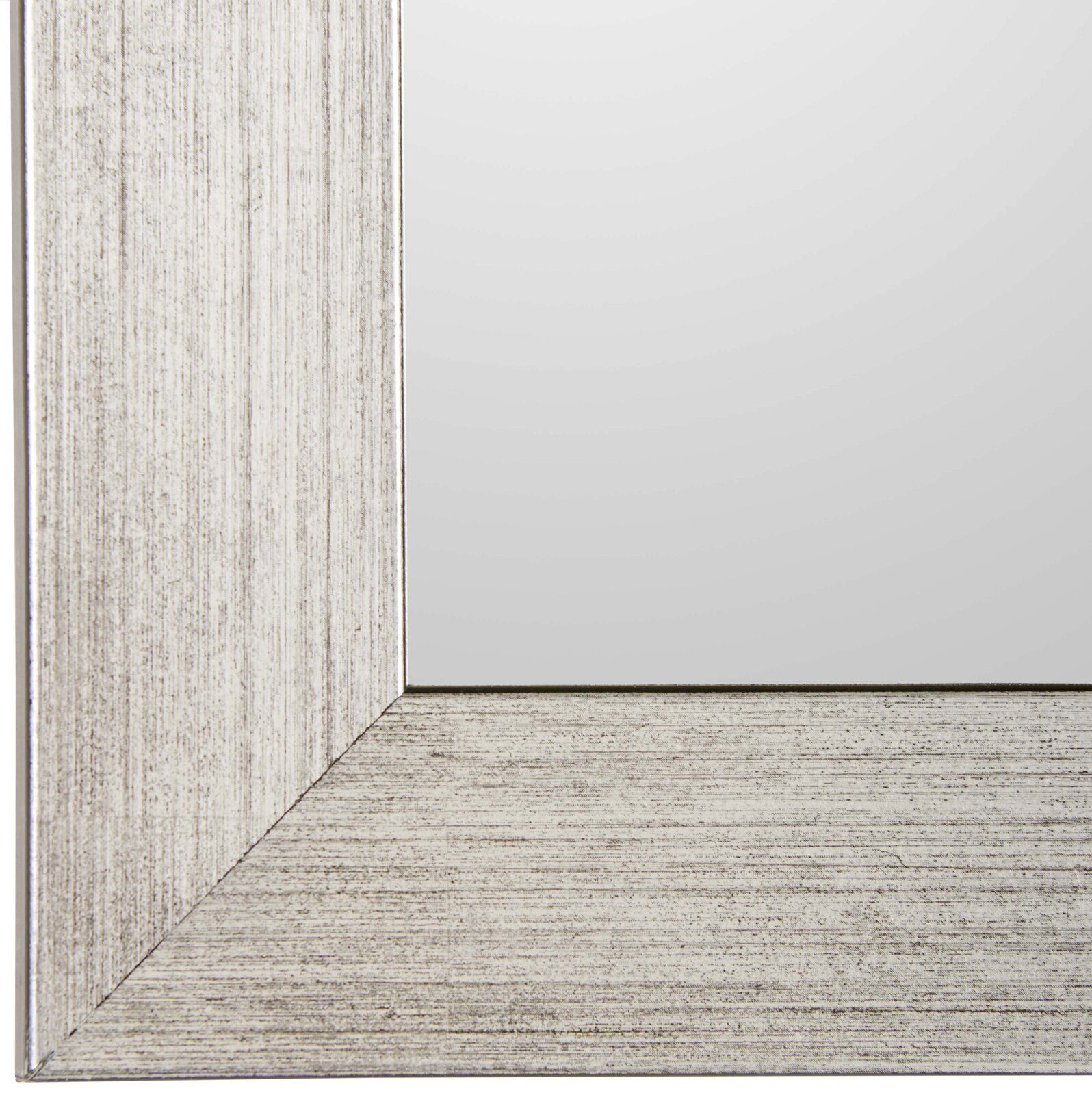 BOXXX Spiegel Larissa Nahaufnahme eines rechteckigen Spiegels mit einem breiten, strukturierten Rahmen in Holzoptik, Perspektive von der Ecke.