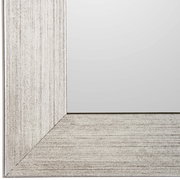 Nahaufnahme eines rechteckigen Spiegels mit einem breiten, strukturierten Rahmen in Holzoptik, Perspektive von der Ecke.