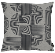 Graue Kissenhülle mit schwarzem, geometrischem Muster in Vorderansicht