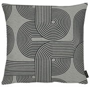 Graue Kissenhülle mit schwarzem, geometrischem Muster in Vorderansicht