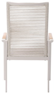 Rückansicht eines hohen Stapelsessels mit hellem, geflochtenem Rücken und Armlehnen aus Holz.