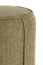 Nahaufnahme eines Sitzpuffs mit texturierter, beige-grüner Oberfläche, seitliche Perspektive