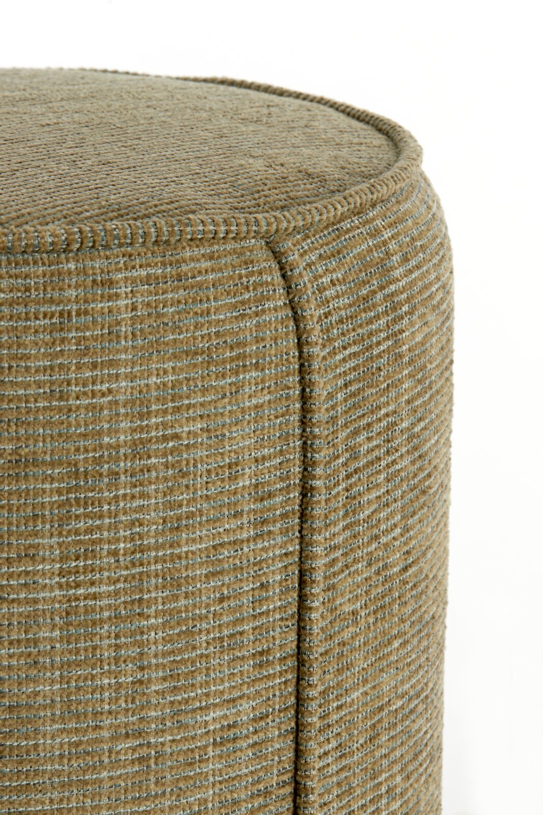 Close-up van een poef met een gestructureerd, beige-groen oppervlak, gezien vanaf de zijkant
