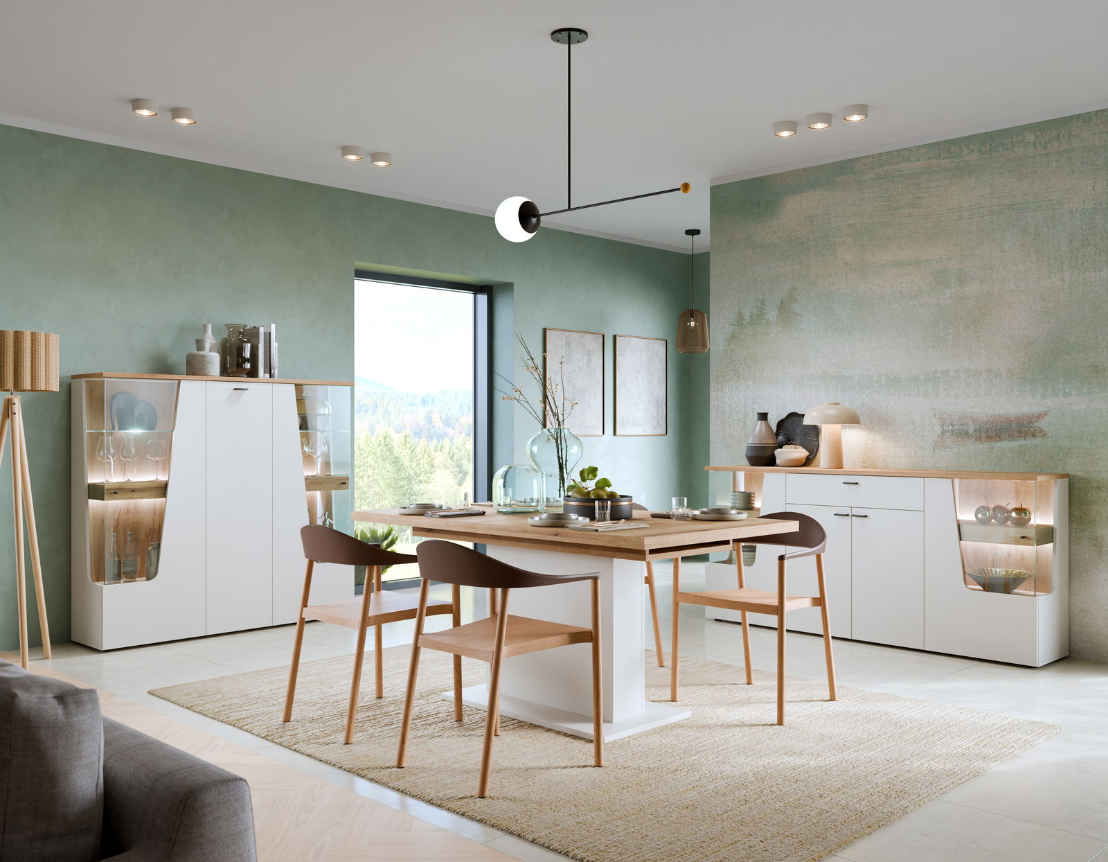 Moderner Esstisch in einem stilvollen Esszimmer mit grüner Wand, umgeben von eleganten Stühlen und Vitrinen, aus der Perspektive des Raumes betrachtet.