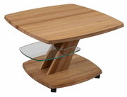 Moderner Couchtisch aus Holz mit Glasablage, seitliche Perspektive