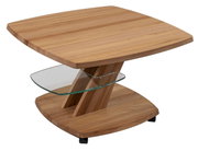 Moderner Couchtisch aus Holz mit Glasablage, seitliche Perspektive
