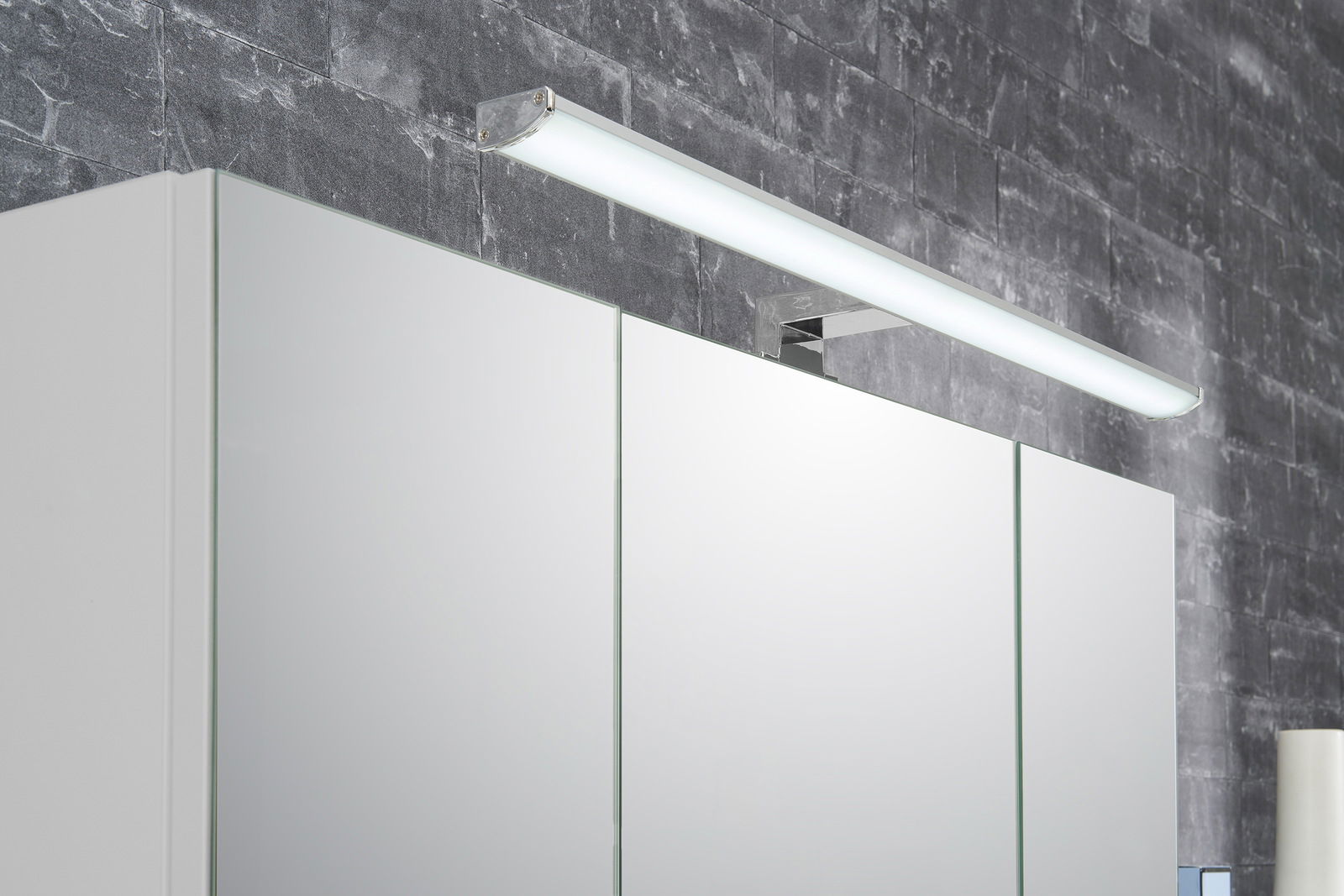 Moderner Spiegelschrank mit LED-Beleuchtung, seitliche Perspektive