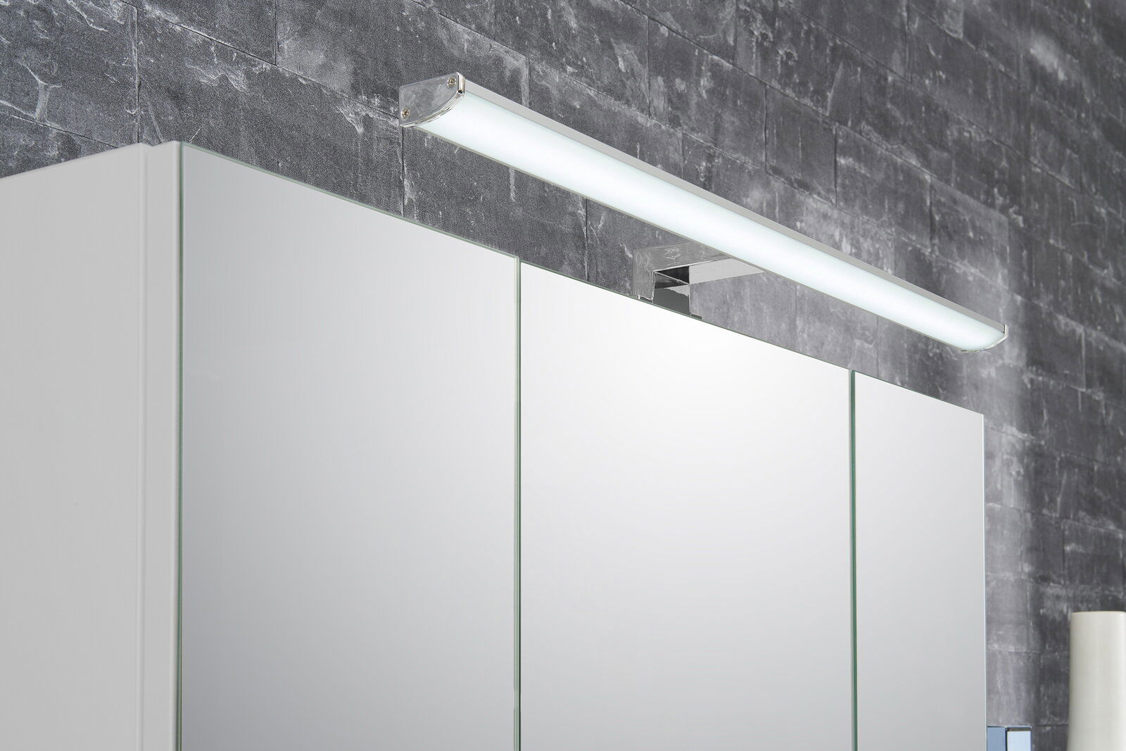 Moderner Spiegelschrank mit LED-Beleuchtung, seitliche Perspektive