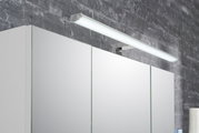 Moderner Spiegelschrank mit LED-Beleuchtung, seitliche Perspektive