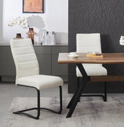 Beiger, gepolsterter Freischwinger-Esszimmerstuhl mit hoher Rückenlehne und schwarzem Metallgestell neben einem Holzesstisch im modernen Essbereich, Perspektive: seitliche Frontansicht auf Stuhl und Tisch.