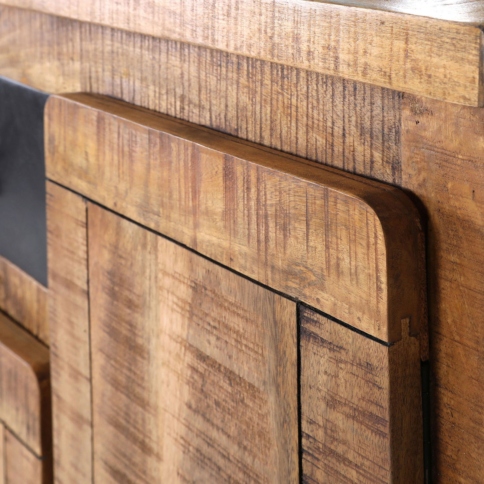 Landscape Schuhschrank BARNEY Nahaufnahme eines Schuhschranks aus Holz mit natürlicher Maserung und abgerundeten Kanten, seitliche Perspektive