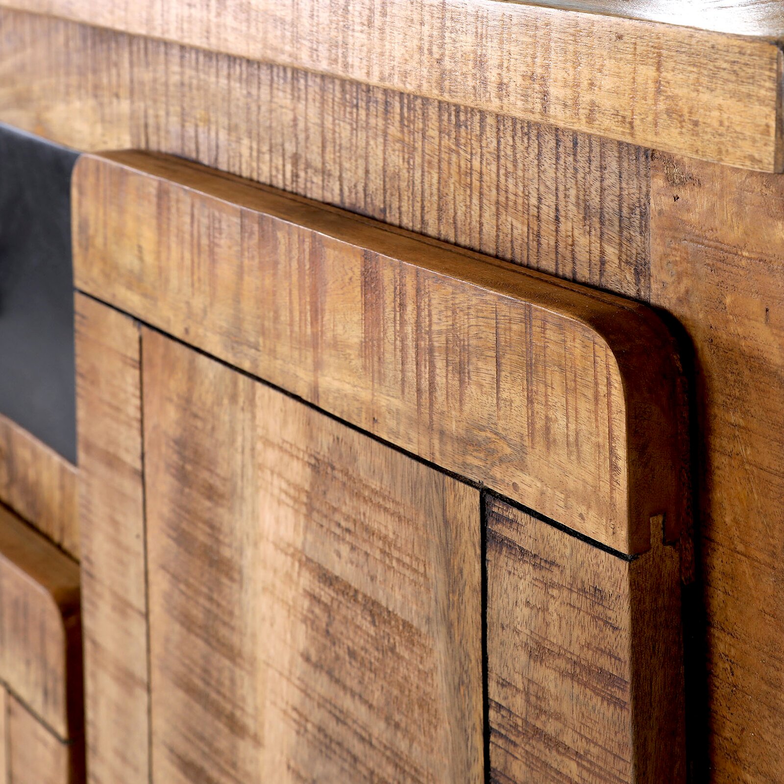Nahaufnahme eines Schuhschranks aus Holz mit natürlicher Maserung und abgerundeten Kanten, seitliche Perspektive