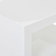 Nahaufnahme eines weißen, modernen Beistelltisches mit glänzender Oberfläche und klaren Linien.