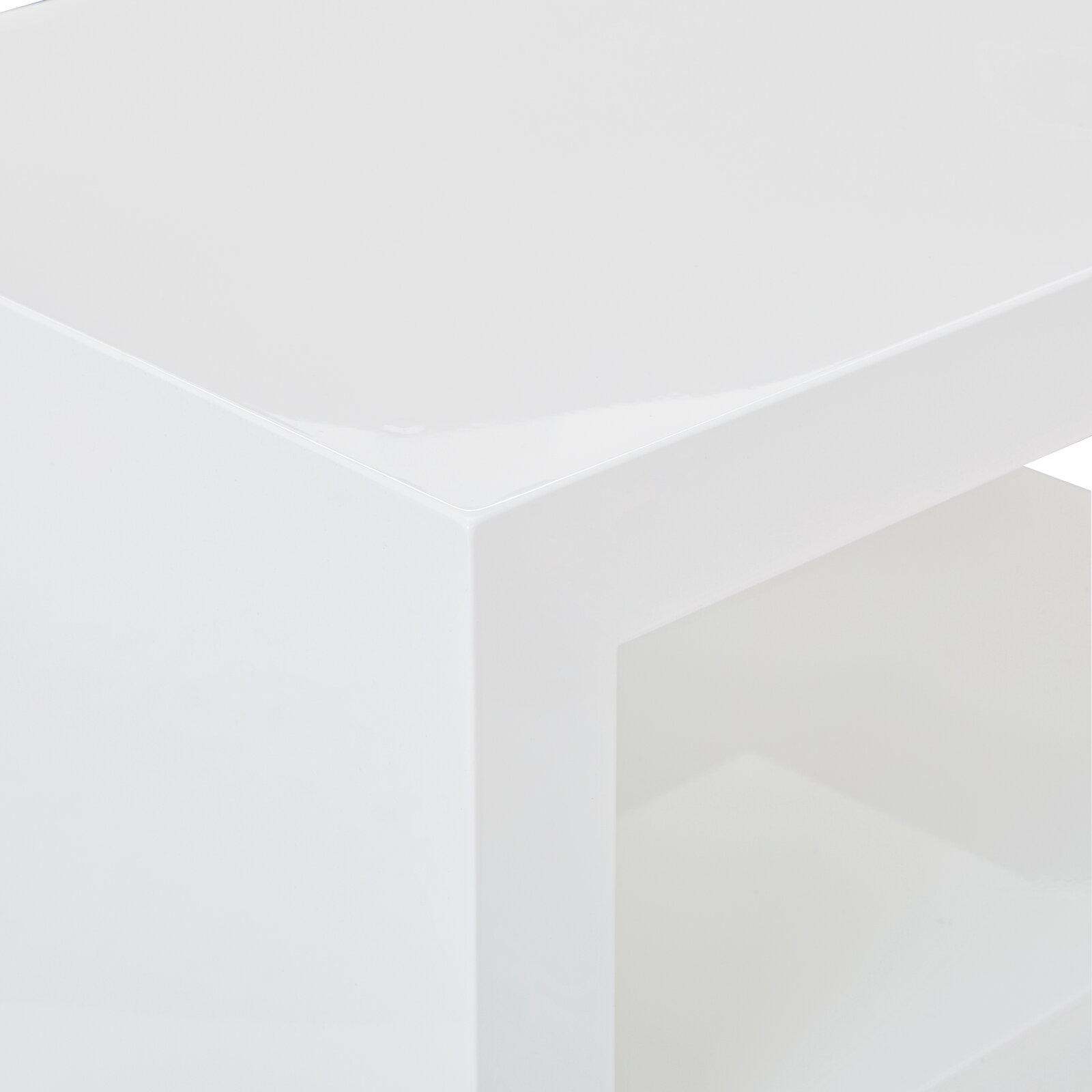 Nahaufnahme eines weißen, modernen Beistelltisches mit glänzender Oberfläche und klaren Linien.