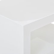 Nahaufnahme eines weißen, modernen Beistelltisches mit glänzender Oberfläche und klaren Linien.