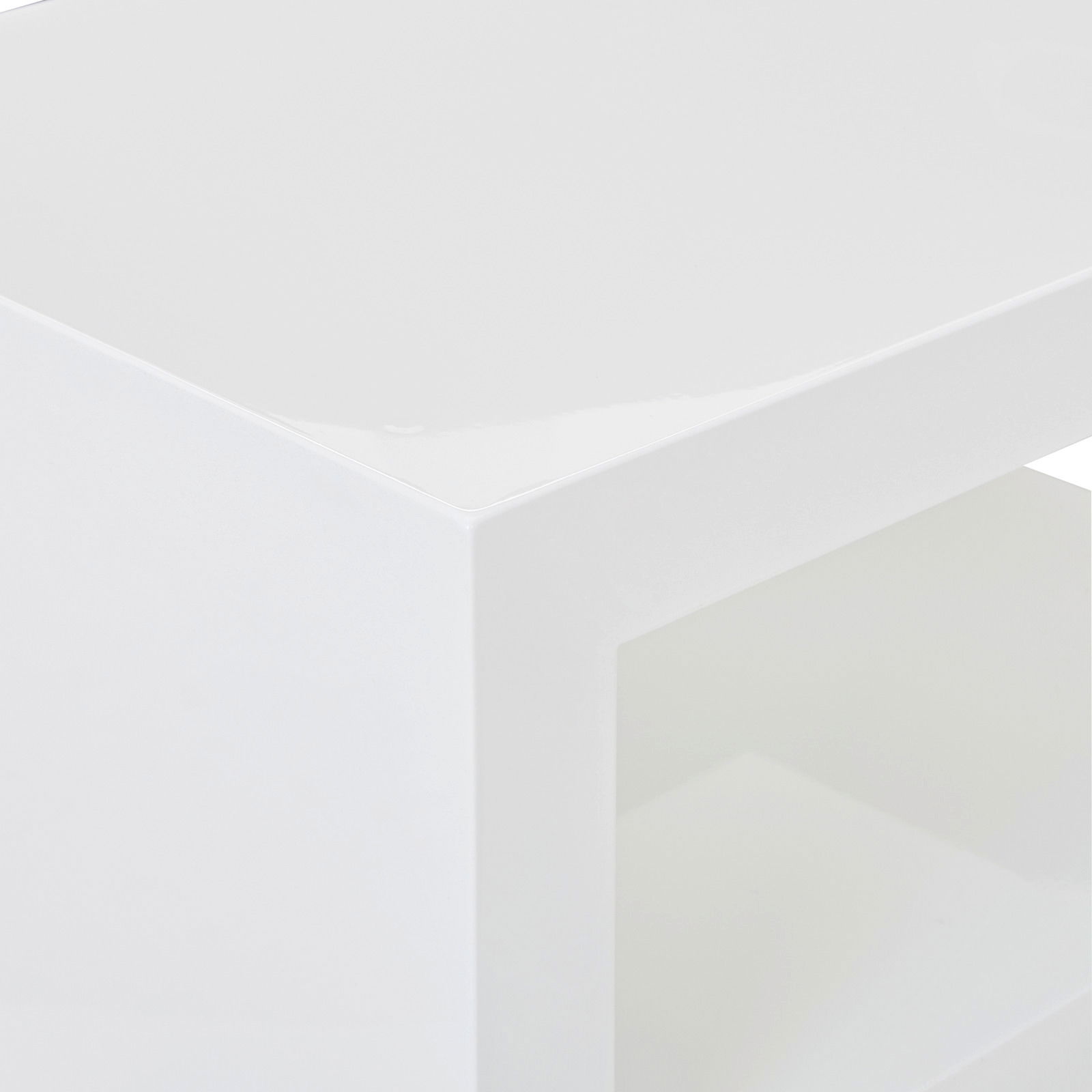 Nahaufnahme eines weißen, modernen Beistelltisches mit glänzender Oberfläche und klaren Linien.