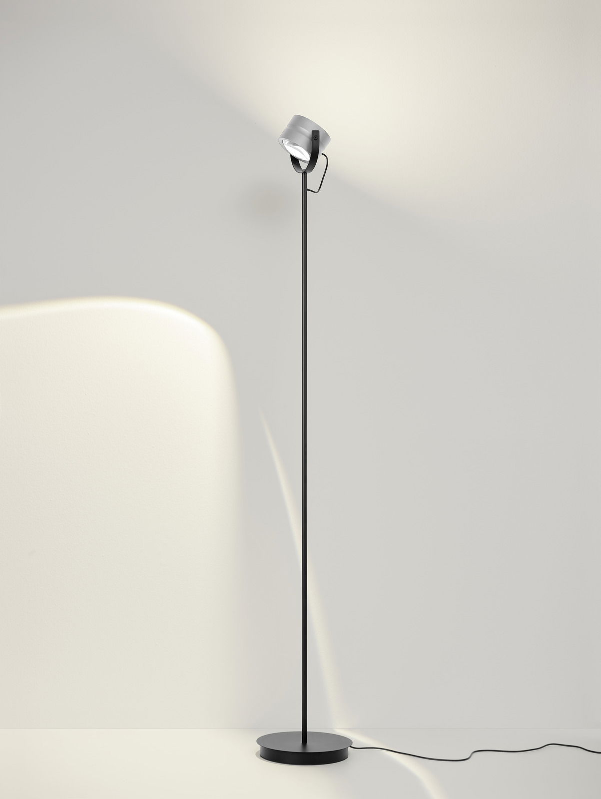 Schlanke LED-Stehleuchte mit modernem Design, seitliche Perspektive