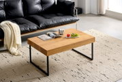 Moderne houten salontafel met metalen poten, van schuin bovenaf gefotografeerd, op een tapijt met patroon voor een zwarte leren bank.